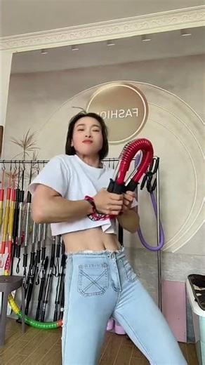 Good arms are built through training. Beginners should start at 50 kg for men and 30 kg for women.