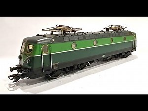 Märklin SNCB Class 122 Electric Locomotive pulling SNCB Type M2 Passenger Car Train on M-Track