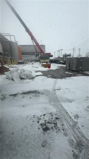 CRANE PICK IN THE SNOW 😳❄️ CHICAGO #Shorts”