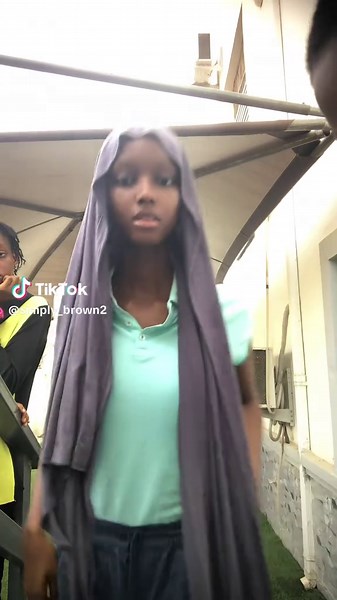 My sis is tired of me😭😭😭