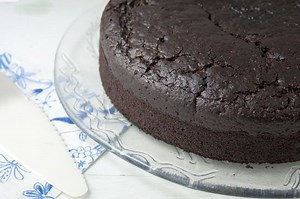 Cómo hacer bizcocho esponjoso de cacao sin huevo, receta fácil y deliciosa
