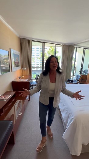 The rooms at Fairmont Miramar Hotel & Bungalows are lovely! Here is a look at one of them. | The Travel Mom