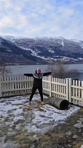 Dans med pusten🙏 Ei lita praksis med pust og ro❤️ Få hode ned i kroppen. Pust inn. Armene løftar seg roleg opp langs sida. Beina står breitt. Pust ut. Armene søkk ned i bøn framfor brystet. Kryss den eine foten roleg bak den andre. Pust inn att. Opne opp til breie bein. Armene flyt ut. Byt side. Pust ut, kryss den andre foten bak. Rør deg sakte og djupt. La pusten leie rørsla. Ei stille, flytande dans der ro blir til kraft. ✨️ – Dette kan roe nervesystemet og dempa stress – Dette kan jorda krop