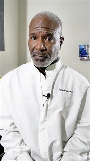 🦷 Denture Adhesive Dos and Don'ts 🦷 Getting the most out of your dentures means knowing how to use adhesive properly. Follow these tips for a comfortable and secure fit. Got questions? Drop them below! #DentureCare #AdhesiveTips #HealthySmile #DentureDosAndDonts #OralHealth