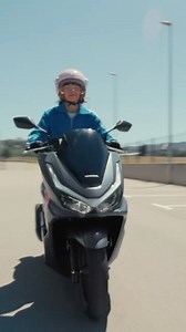1.7M views · 1.6K reactions | Yeni PCX ile şehirdeki en güzel manzaralara doğru yola çıkın.  Şimdi showroomlarımızda.  #PCX #HondaMotosiklet | Honda Motosiklet Türkiye | Facebook