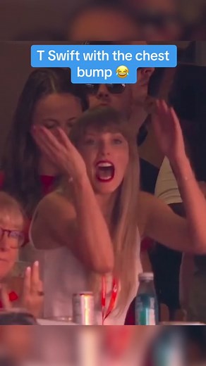 Taylor Swift just pulled out a chest bump 🤣 #taylorswift #nfltiktok #traviskelce #nfl #kansascity #chiefs 📺FOX