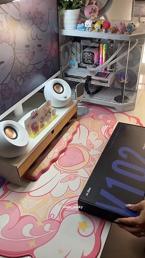 1.1K views | love the gradient black and pink  Zeus ZK-V102 RGB Wired Keyboard Cool RGB lighting | Mechanical feel | Comfortable grip | Plug & play | Ergonomic design #gamingkeyboard #keyboard #desksetup #setup #keycaps #setupinspiration #keyboards #pinksetup #pinkdecor #mechanicalkeyboard #cozygamer #gamer #deskspace #unboxing | Chelccooky | Facebook