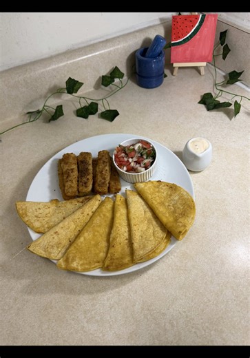 🌮 Crispy Fish Stick Tacos with Creamy Sauce Ingredients: Ready-to-eat fish sticks Corn tortillas (small taco size) Cheddar cheese Mozzarella cheese For the White Sauce: Mayonnaise Hot sauce Pickle sauce Pickle juice Chopped cilantro Lemon juice Ketchup Salt (to taste) For the Fresh Salad Topping: Chopped onion Chopped tomato Fresh cilantro Lemon juice Method: First, prepare the white sauce. In a bowl, mix mayonnaise, hot sauce, pickle sauce, pickle juice, chopped cilantro, lemon juice, ketchup,