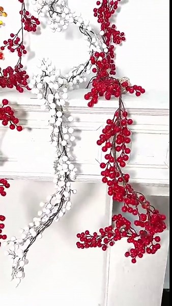 Xuniizn Christmas Garland with Lights, 6.6Ft Pre Lit Garlands for Decoration Christmas, 20 LED Lighted Christmas Garland for Mantle, Garland Christmas Decorations, Battery Operated