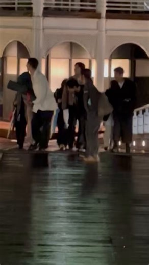 น้องชางมินเดินมาถึงรถก่อนแต่ก็ยืนรอให้พี่ยุนโฮขึ้นรถก่อน ถึงจะชอบเกรียนชอบแกล้งคนพี่ แต่ก็เป็นน้องที่คอยซัพพอร์ตพี่ชายเสมอเลย