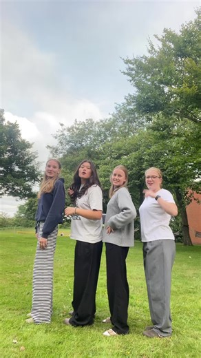 Halla halla så er vi klar til galla #lomborg #lomborggalla24/25 @⭐️Sara⭐️ @Karo🪐 @kamilla_raaby7