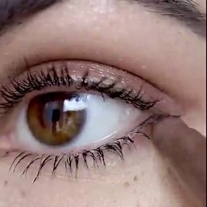 18K views · 107 reactions | Looking for a gorgeous subtle glow in under 30-seconds? ✨ Sophia Claire uses our Brilliant Eye Brightener™ in Muna for a glow-on-the-go.✨ Apply this silky Mauve Taupe Shimmer to the lash line + blend out for an instant smokey style. Check out all 10 shades of our Brilliant Eye Brightener™ below! bit.ly/3graNAr | Thrive Causemetics | Facebook