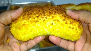 470K views · 931 reactions | Como fazer um delicioso pão língua de sogra igual ao de padaria Ingredientes massa 1000 Gr de farinha de trigo 600 ml de água 1 colher de sal 6 colheres de açúcar 3 colheres de leite em pó 1 colher de margarina 2 ovos 20 GR de fermento biológico seco 2 colheres de essência de baunilha Para passar o pão 1 coco ralado 1 colher de corante gema 1 xicara de açúcar Modo de preparo Ver o vídeo | ESCOLA DE SALGADOS | Facebook