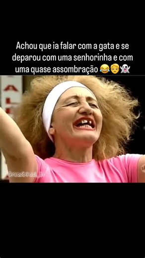 Rebobina Aí 🎥🍿 on Instagram: "As Câmeras Escondidas do SBT marcaram época ao longo dos anos 2010 com pegadinhas que brincavam com surpresa, humor e o clássico desconforto divertido. Uma das mais lembradas é a transformação inesperada da “moça da rua”, que chama homens como se os conhecesse. Quando eles se aproximam, uma van passa rapidamente na frente, e a atriz é substituída por outra pessoa, criando o efeito de uma mudança instantânea. Em uma das cenas, a moça reaparece como uma senhorinha b