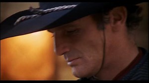 El Yankee (Tinto Brass, 1966) La mayoría asocia el nombre de su director a películas softcore, repletas de redondeces y exuberancias carnales. Es una pena, ya que Tinto Brass nunca fue un realizador cualquiera y su cine poseía nervio. Hacía gala de un sentido prodigioso para la composición y el montaje. Filmó una del oeste y la clavó. Insólita en su forma, con muchas influencias tebeísticas, amén de reflejar un irresistible toque pop y psicodélico, tiene un malo malísimo para la antología de los