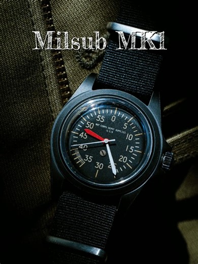 WMT Milsub MKI – Black Plating Special Edition Milsub MKI は、第二次世界大戦期の米海軍ミリタリーウォッチの堅牢な機能美を現代に蘇らせたモデルです。 マットブラックのプレート仕上げケースと、ホワイトのアラビア数字、 力強いソード型の時針を備えたクラシックなミリタリーダイヤルは、 当時のユーティリタリアンな美学を忠実に映し出しています。 本格的な軍用実用性も随所に反映されています。 標準軍用仕様に由来する ブラックNATOストラップ を採用し、 片方のバネ棒が外れても時計が手首にしっかり固定される設計です。 さらに、軍用計器の設計原則に基づいた 赤い時針 を組み込み、視認性と判読性を高め、 厳しい光環境下でも明確な時刻読み取りを可能にしています。 心臓部には信頼性の高い 日本製NH35自動巻きムーブメント を搭載。 歴史的デザインを現代の確かな性能へと昇華させ、軍用ヘリテージを今日に再解釈したタイムピースです https://shop.mwm-fukuoka.com/items/132465784 #wmt #aged #vinta