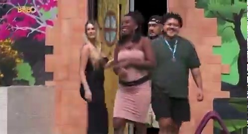 E quando o Buda voltou do almoço do anjo sem receber recado da esposa e foi recepcionado pela Fernanda e Pitel cantando "solteiro no Rio de Janeiro…" KKKKKKKKKKKKK ele todo sem graça