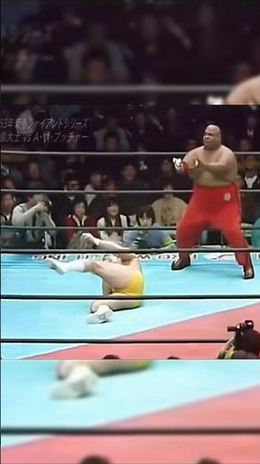 With his eyes wide open and his gaze sharp, Abdullah the Butcher neutralizes Wajima Daishi's attack.