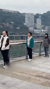 In #Chongqing, nicknamed the "Mountain City," the Chongqing Metro monorail gracefully weaves through mountains and buildings along its routes. At Liziba Station, tourists stand on the platform to take photos; they often open their mouths, creating a playful visual effect that makes it appear like they are "swallowing" the snakes of trains as they slither by. #TrendinginChina #TravelinChina | Xi's Moments