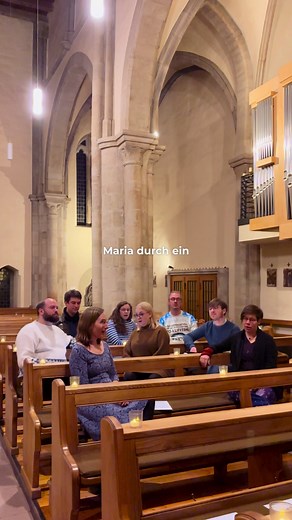 Maria durch ein Dornwald: Eine lyrische Erkundung