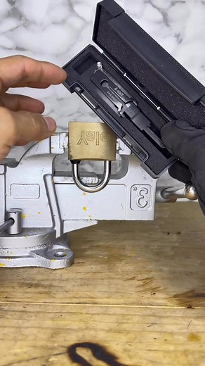 This is how the padlock opening tool works most used by locksmiths to cover emergencies 🔑🐉🔥........ Así funciona la herramienta de abrir candados mas utilizada por los cerrajeros para cubrir emergencias 🔑🐉🔥…….. | Cerrajeros Master Locks