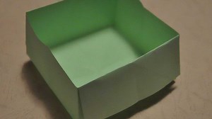 20-A4纸折桌上垃圾盒