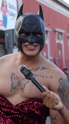 Batman llegó a la #marchalgbt2026 vestido de princesa y esta fue la razón. #Saltillo #batman #comics