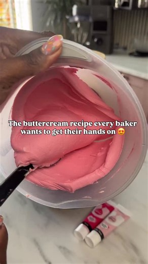 Get ready for buttercream bliss! 😍 My recipe has been a game-changer for thousands of bakers worldwide. Smooth, spreadable, and utterly delicious - every time! 🙌🏾 Click the link in my bio to access my Cake Academy and get the recipe now! 👩🏾‍🍳 #buttercreamcakes #cake #buttercreamrecipe | Sims Sweets