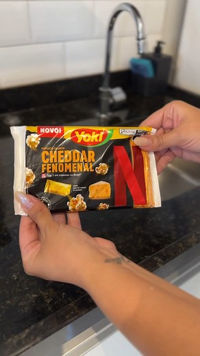 3.4K views · 30 reactions | Sabe o que acontece quando junta Pipoca Yoki e Netflix? ​ Você maratona uma explosão de sabores!​ ​ Experimente o novo sabor Cheddar Fenomenal, completamente irresistível. ​ #YokiNetflix e #SaboresForaDeSerie | Yoki | Facebook