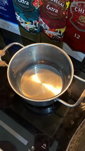 Jack In Bartender on Instagram: "Giáng Sinh pha món này uống cho ấm nha mấy bạn. Món ruột của mình mỗi dịp Giáng Sinh đó, bị cái trời Sài Gòn hơi nóng nhưng uống vô làm mình có không khi Giáng Sinh lắm luôn. Thử nha #JackInBartender #UongCoTrachNhiem #cocktailtainha #makeyourselfacocktail #cocktaillover"