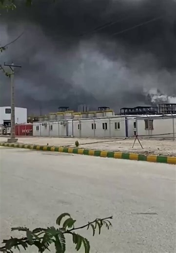 🚨🇮🇷 アフヴァーズのマシュール石油化学コンプレックスが攻撃を受けました。イランの国内ガソリンの約70%を供給する施設です。これがイランの車、トラック、発電機を稼働させ続けるポンプです。https://t.co/jOlcypiATt・