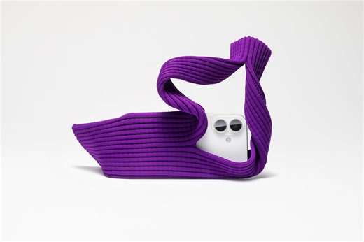 イッセイミヤケがアップルと協業、“一枚の布”のコンセプトから着想を得た「iPhone Pocket」発売