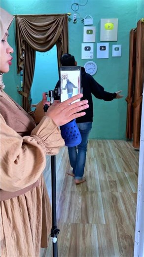 Ayah lagi joged joged,hp nya di ambil sama mama