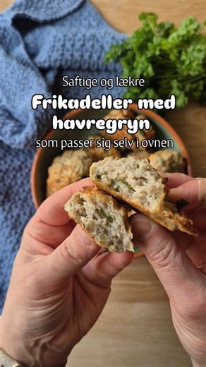 Ovnbagte frikadeller med havregryn 🤩 Når hverdagen er travl, laver jeg frikadeller i ovnen ✔️ de passer sig selv ✔️ bliver saftige ✔️ er perfekte til både aftensmad og madpakke Havregrynene gør dem ekstra saftige og det er sådan en opskrift, man har lyst til at gemme og finde frem igen. 📌 Gem opskriften til en travl hverdag 🫶 Følg @homebybianca for flere nemme hverdagsopskrifter 🗒 Vil du have en printvenlig opskrift? - skriv 'frikadeller' i en kommentar OPSKRIFT - 4 personer 500 g hakket gri