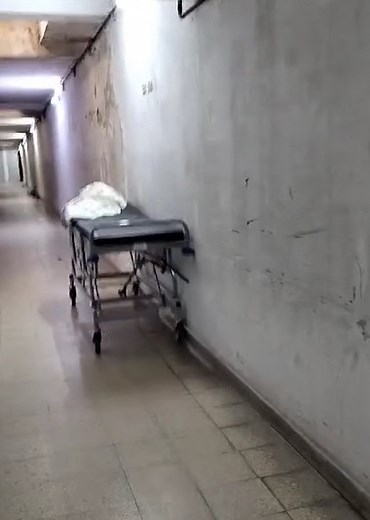 😮 Misterio en el Hospital San Martín de La Plata, 👉🏻 Grabaron una camilla que se movió sola por uno de los pasillos del hospital. Aseguran que nadie la empujó😱 ¿Qué será? | Códigos