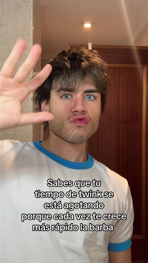 Videos de Rafael Sanz (@rafaelsanzflores) con “Club Penguin Pizza Parlor - Cozy Penguin”