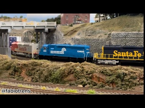 Trem intermodal Santa Fe com locomotiva alugada da Conrail. SD40-2 e FP45 Santa Fe e SD45 Conrail.