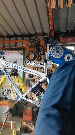 People have been asking for more information on the car alternator, here I explain about the electro magnet on the rotar , I will change this to permanent magnets in upcoming videos and also varying the voltage input on the original to see if we can get some practical use from them. I also show the controller I take off the alternator and use on my turbine charging. Like share and follow for more interesting renewable energy builds from already available scrap parts #scraptopower #offgrid #homem