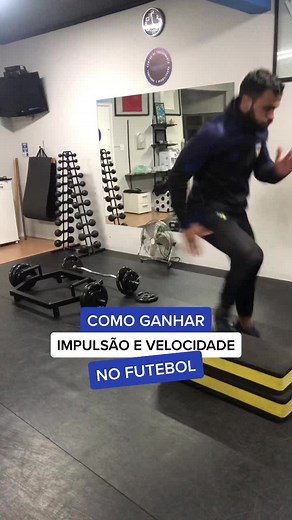 Quer ter a mesma altura de salto que o CR7? 🚀 . O drop jump é uma das ferramentas validadas cientificamente que mais trazem ganhos de velocidade e impulsão no futebol. . Por ser um exercício de pliometria, o drop jump trabalha muito bem a energia elástica. Trazendo uma melhora no tempo de reatividade do solo. . Lembrando que, quanto menor for o tempo desse primeiro contato no chão, melhor. ✅⚽️⚡️ . #futebol #treinodefutebol #pliometria