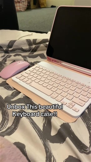 Unboxing a Stylish Keyboard Case for iPad