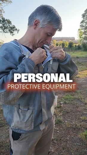 🧤 Ready to open your hive? Don’t forget your PPE! Buzzbee’s protective clothing keeps you safe and comfortable all season long. 🐝 Shop the full range here: https://buzzbee.com.au/collections/all-protective-clothing #BuzzbeeBeekeeping #BeekeepingEssentials #BeeKeepingAustralia #BeeSuit #SafeBeekeeping #ApiaryGear | Buzzbee Beekeeping