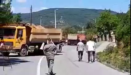 14K views · 135 reactions | VIDEO | Nis tërheqja e barrikadave në Jarinjë ©️ Zeri  https://bit.ly/3vtNKgK | Zeri | Facebook