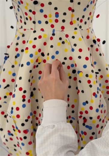 Crafting the #Jacquemus Robe Confetti from the Le Palmier collection. “I wanted feathers that looked like Alexander Calder mobiles. Cut in confetti, in constant motion.” — Simon Porte Jacquemus A sculptural bustier dress embroidered with feather confetti, crafted from ostrich feather velvet delicately cut into discs. Each element is perforated at its center, mounted on fine feather tips, then individually dyed, bent, and curved by hand one by one, to create constant movement and fluidity with th