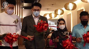 再次恭喜黑卡平台，Dato Howard，黑卡VIP - Datuk Simon Kwan以及伙伴们所合资的餐馆 - SOI 55 Thai Kitchen 开张啦！一同来见证他们的剪彩仪式，这有意义的时刻！也感谢抽空出席支持的朋友们 🛎️如果你错过了我们这场活动，赶快观赏以下影片吧！ . . Once again, congratulations for the grand opening of SOI 55 Thai Kitchen, a joint venture between Black Card Platform - Dato Howard, Black Card VIP - Datuk Simon Kwan, and partners. Let us witness the opening ceremony, such a meaningful moment! Thanks to all the friends who took the time to attend and support us! 🛎️If you missed our event, hurry up