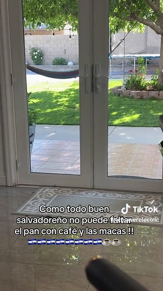 Como todo buen salvadoreño no puede faltar el pan con café y las macas !! 🇸🇻🇸🇻🇸🇻🇸🇻🇸🇻🇸🇻🇸🇻🇸🇻☕️☕️ arriba El Salvador #elsalvador #503 #guanacos #elsalvador🇸🇻