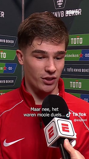 Wouter Goes werd door Brian Brobbey in zijn edele delen geknepen 😳