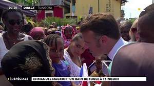 183K views · 2.5K reactions |  Emmanuel Macron commence son déplacement à Mayotte par un bain de foule à Tsingoni, où il est accueilli par un Maoulida shengué, chant traditionnel local. Pour suivre notre live minute  https://la1ere.francetvinfo.fr/mayotte/direct-emmanuel-macron-revient-a-mayotte-4-mois-apres-le-cyclone-chido-et-ses-promesses-de-reconstruction-de-l-ile-1579889.html | Mayotte la 1ère | Facebook