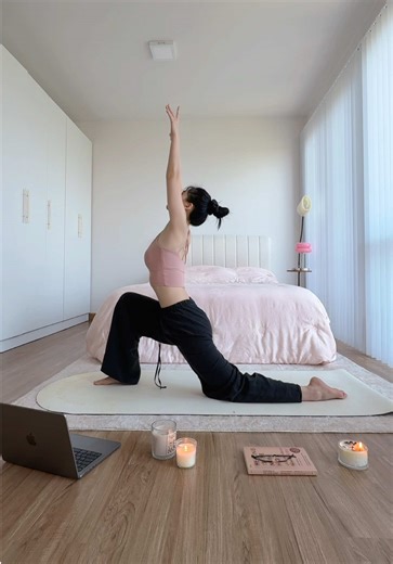 ช่วงนี้นัมกำลังติดหนังสือ Healing is the new high ในหนังสือมีปตัญชลีโยคะสูตรเกี่ยวข้องด้วย คือการฝึกโยคะแบบองค์รวม แปลกมากที่มันสามารถผูกโยงกับการเยียวยาปมต่างๆในชีวิตด้วยวิธีการหลายๆแบบ ในหนังสืออธิบายเข้าใจง่ายมีแบบทดสอบให้ฝึกคิดด้วยนะ☀️