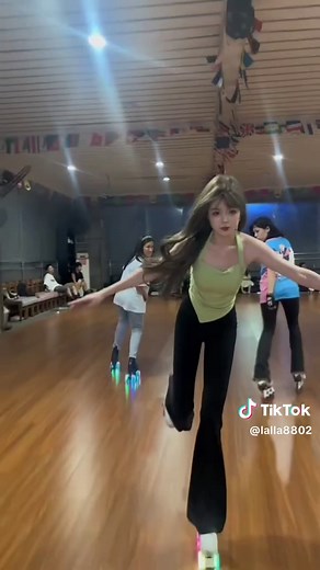 beautiful 💕🥰🔥 roller skating girl #skating#rollerskategirl#rollerskating#skatinggirls#trending #rollertv#truotpatin#롤러장#上热门🔥🔥🔥 #beautifulgirl#viral#fypviral#skatelife#กีฬาที่ชอบ #滑旱冰#粉丝一千万 #大魯閣roller186滑輪場 #外国旱冰 #滑轮女孩 #溜冰 #快乐就是这么简单