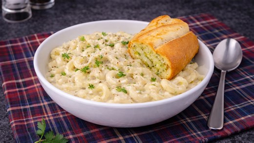 A classic cheese leek and ham pasta dish